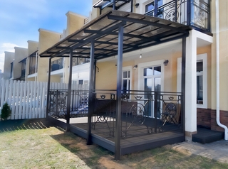 Односкатный навес-пристрой с ковкой и крышей из поликарбоната